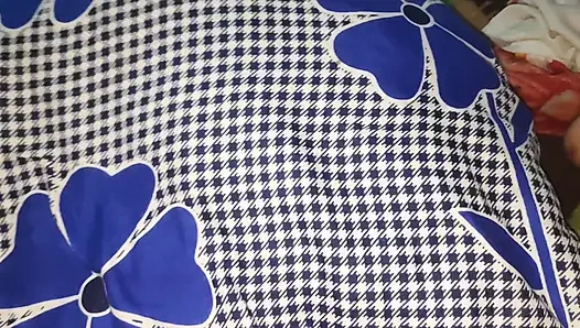 Die ehefrau des freundes, die mit schwanz und muschi spielt, wird in den arsch gefickt.