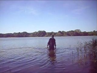 湖でpvcスーツで泳ぐ