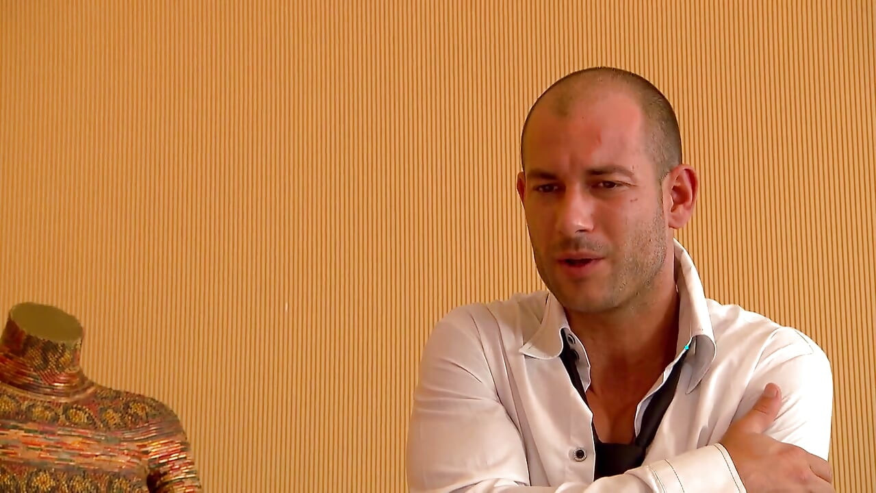 他用力舔着女友的阴部, 狠狠地操她高潮