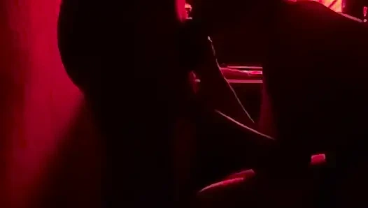 Интенсивный романский секс в красной комнате приводит к кримпаю