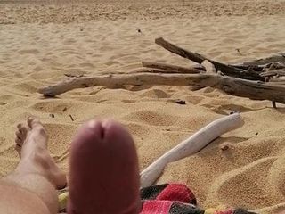 Ręczna robota na plaży ze słońcem