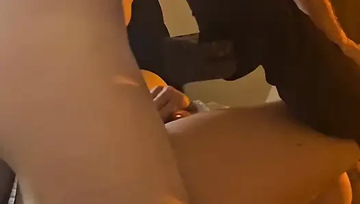 Yüksek çizmeli seksi ateşli genç erkek avcısı sikiliyor