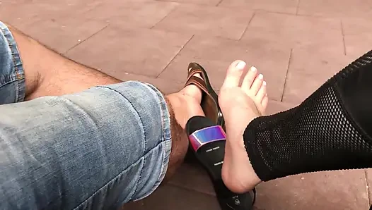 Açık havada sandalet sallıyor ve alfa ile azdırıyor! Kirli ayak fetişi!