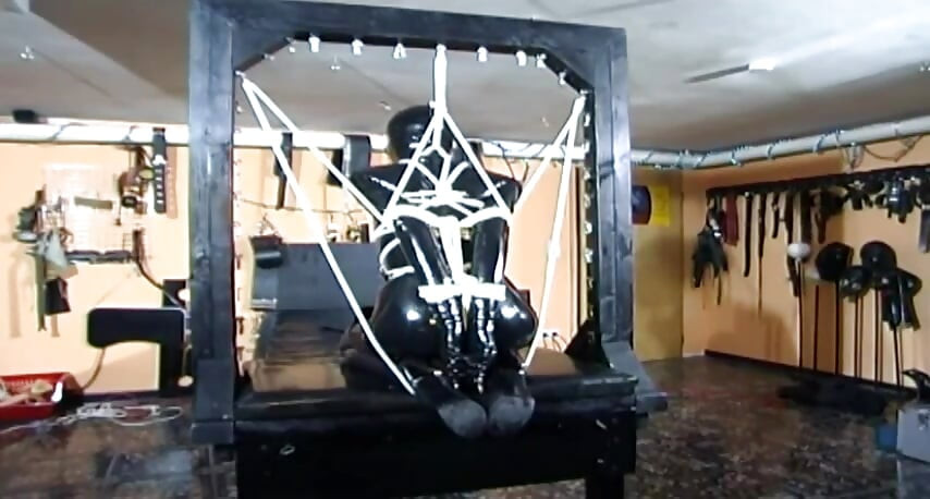 Lateksli maskeli kızla bdsm