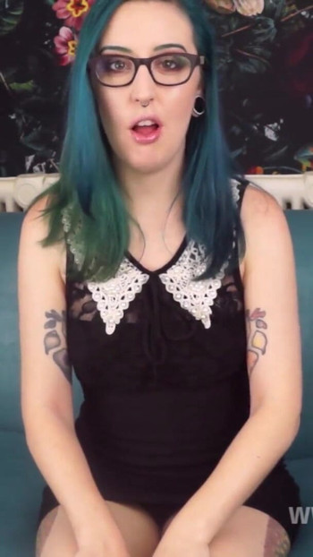 Moment cheie de la "Durerea sfârcurilor Joi - Sfârcurile dominatoare feminine ale domnișoarei Faith Rae- Instrucțiuni de masturbare și controlul orgasmului"