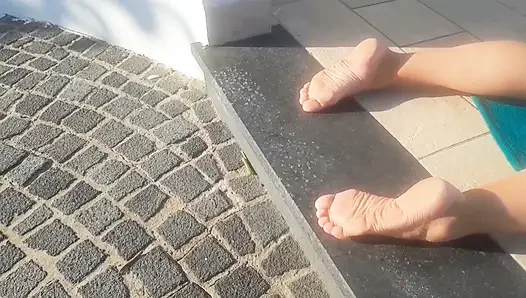 Bronzlaşmış Selena açık havada poz