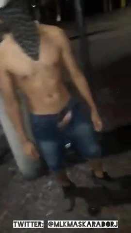 se lo saca en la calle
