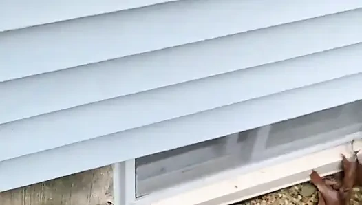 Erkek arkadaşı tarafından mastürbasyon yaparken yakalandı