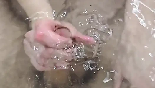 Дрочка в ванне закончилась горячим камшотом под водой!