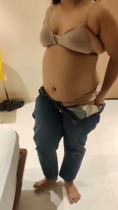Estudante desi de 18 anos Riyanshi mostrando seus peitos naturais grandes e dedilhando sua buceta apertada Vídeo caseiro | Clip 2