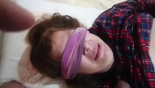 Пасынок кладет свой член в рот мачехе