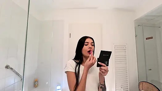 Горячая сексуальная стройная красотка с тугой киской в ванной готовится к ночу в розовой мини-юбке