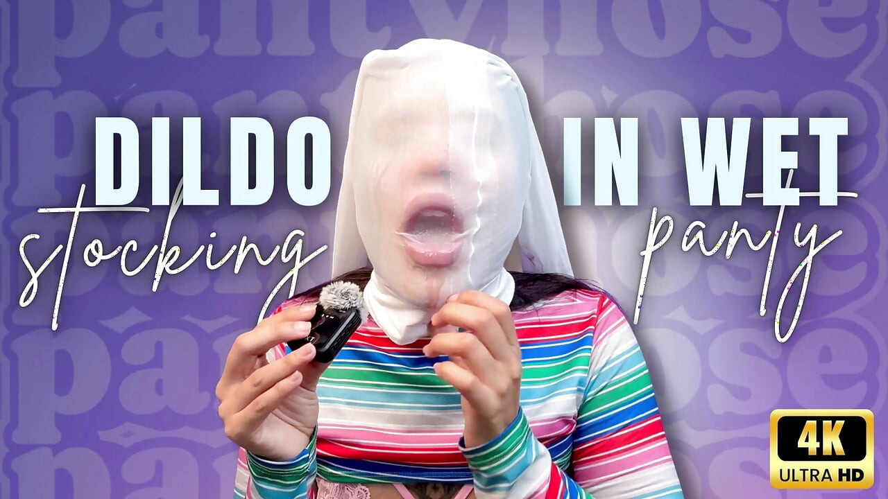 Cewek sange ini lagi asik muasin memeknya pakai dildo dengan stoking tembus panik