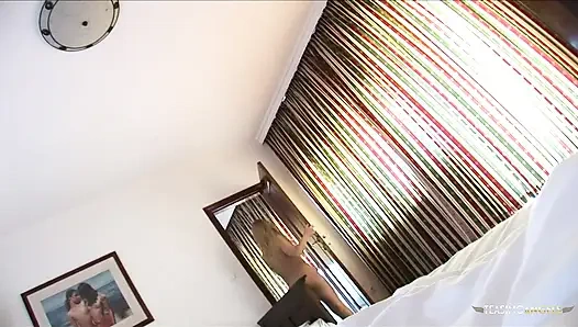 Sevgilisi boşalana kadar orta yaşlı seksi kadın başka bir adamla sikişiyor