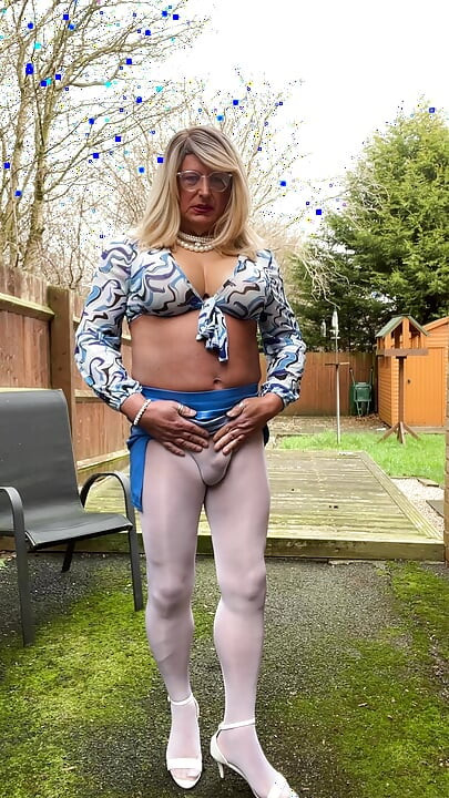 Crossdresser amator Kellycd2022 milf sexy în colanți albi