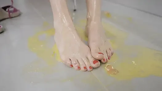 Canı sıkılan sarışın orta yaşlı seksi kadın ateşli ayaklarla yumurtaları eziyor - ayak fetişi ezme!