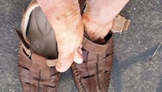 Maître Ramon vend ses vieilles sandales en cuir usées