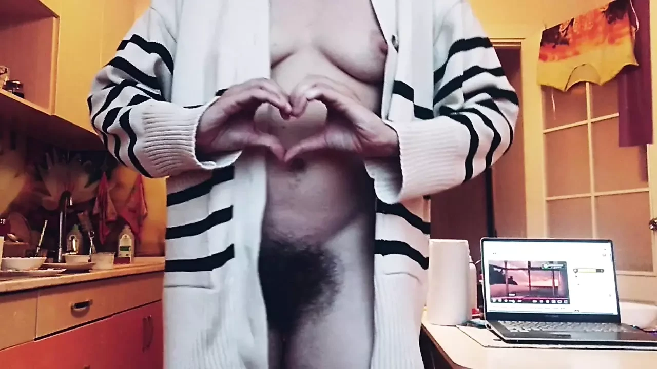 Dlakava milfa pleše u kuhinji, seksi telo, šupak izbliza