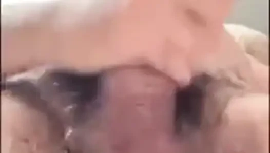 Ohtrevor güneşli bir sabahta uzun bir sopayla