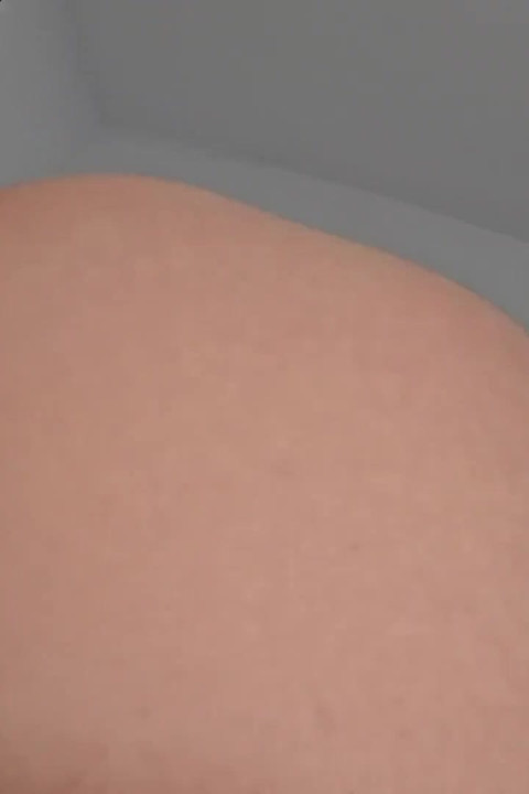 Güzel ayaklı üvey kız kardeş derin bir anal dölleniyor