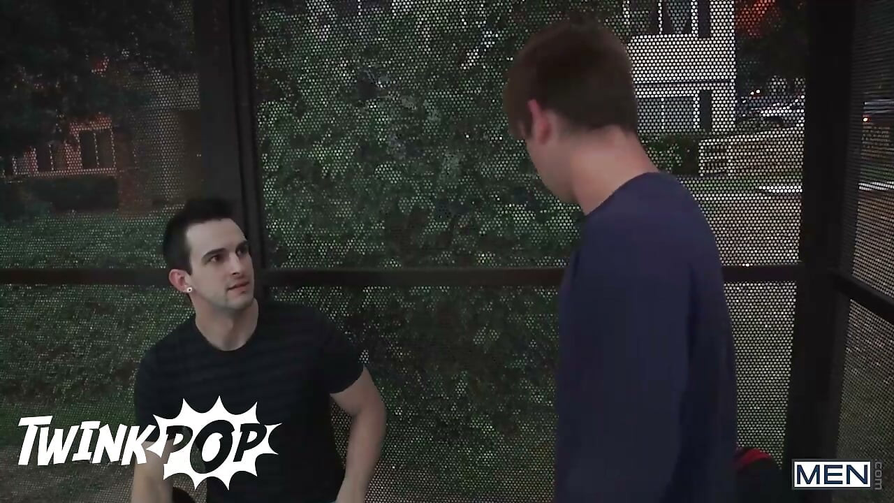 TWINKPOP - جوني رابيد يرتد بمؤخرته على زب فينيكس سانت الكبير بعد أن التقطه من موقف الباص