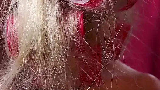 Schöne blondine von einem großen schwarzen schwanz gefickt