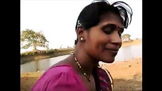 Une bhabhi du village desi randi suce la bite d'un mec et parle sexy