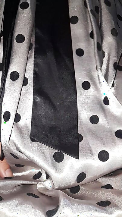 Crossdresser nosi satensku svilenu haljinu na točkice sa svilenkastom podstavom
