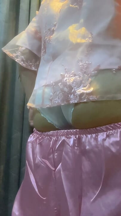 穿着她妈妈的内裤的可爱女郎射精