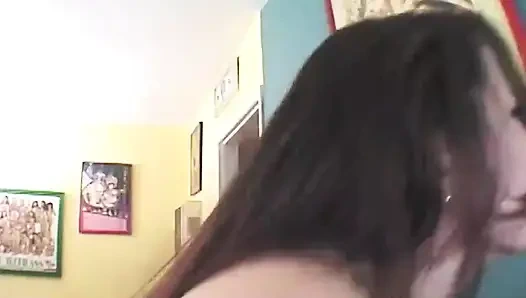 Tombul büyük götlü esmer genç kız her damla dölü yutuyor