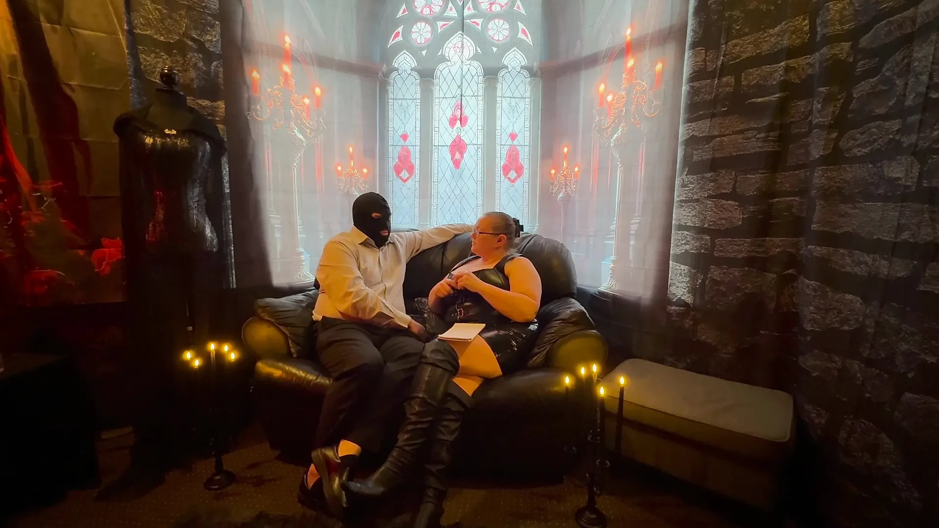 Domina Satana interjút készít új hölgyével, Marie-val.