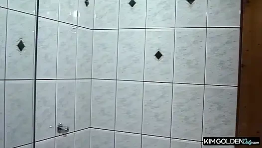 Sinnliche Dusche mit Stiefel und Blowjob