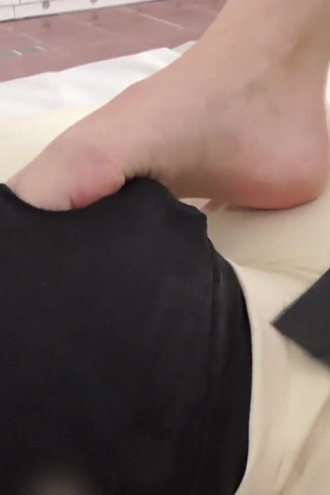 Adoration des pieds dans un lit vide !