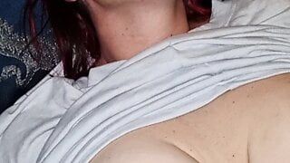 Une BBW britannique tatouée se fait baiser tôt le matin et éjaculer sur les seins, partie 2