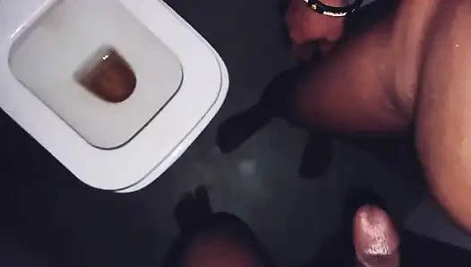 Hintli kız çişini gösteriyor ve fışkırtıyor