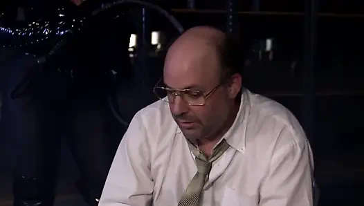 Wanita kucing membantu joker melarikan diri dari penjara dan membiarkannya menidurinya