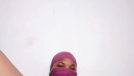 Трахаю пальцами мой клитор так жестко