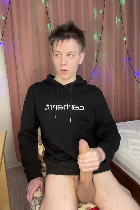 Tvink pegle prostate tokom intenzivne solo drkanje