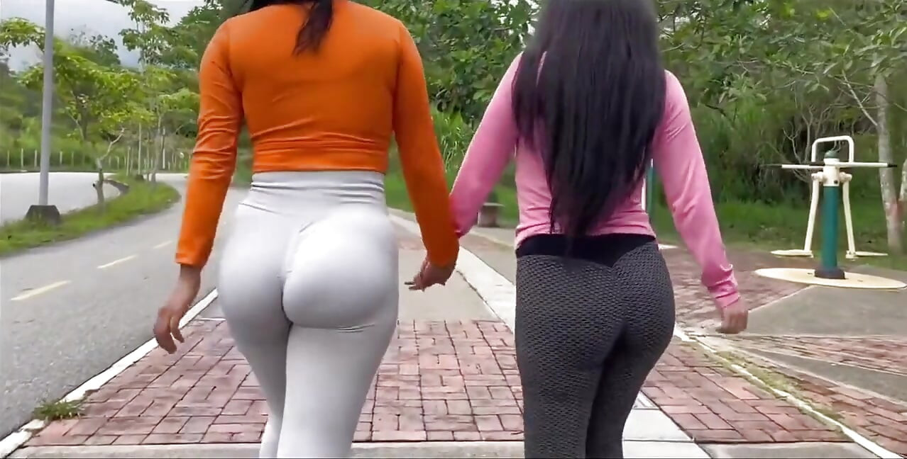 Mi hermanastra y yo probamos la polla de mi novio en nuestros culos - Jennifer Play & Louis Girl 69