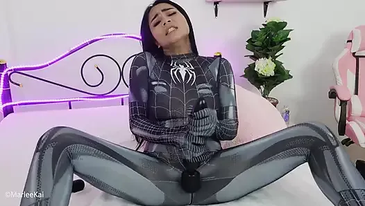 如何穿着蜘蛛侠服装