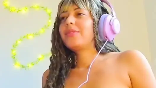 BelleAliz makin horny sambil nonton hentai anime