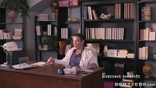 Doktorlar maceraları - Christie Stevens anal ve kalça yüklerini seviyor