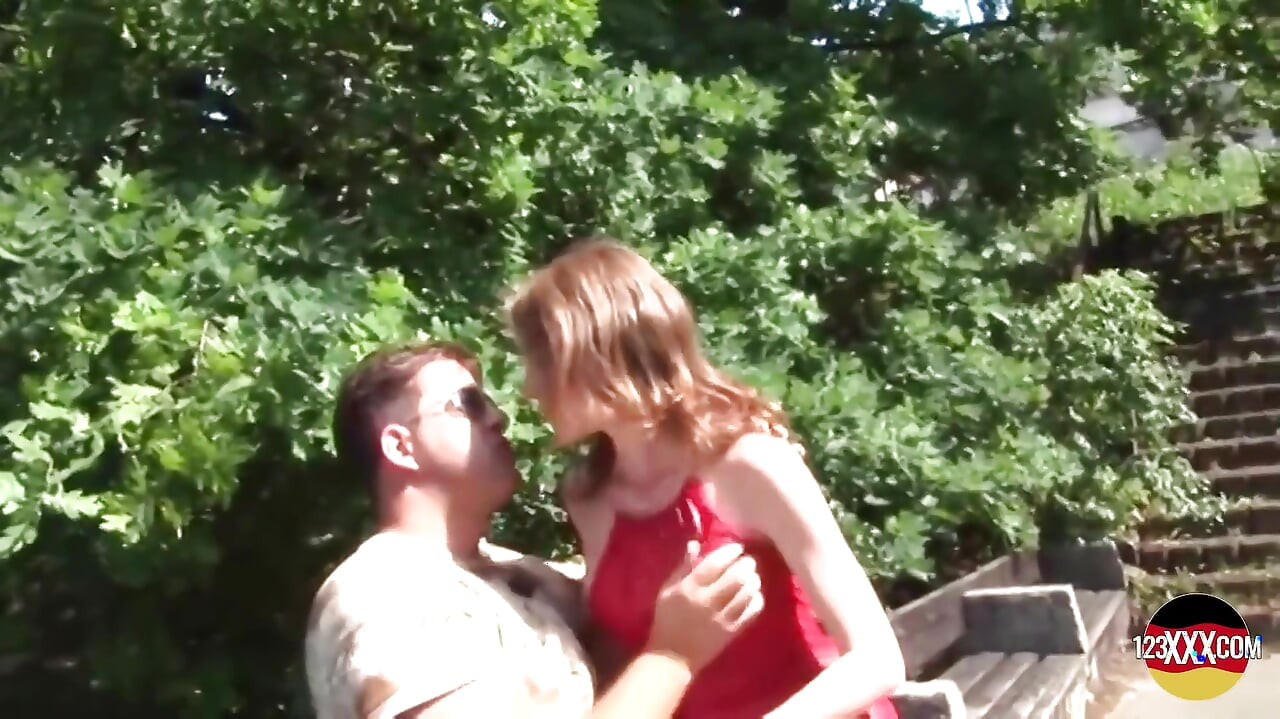 Sundar yuva kale bal vali sakht lnd ka maja leti hai