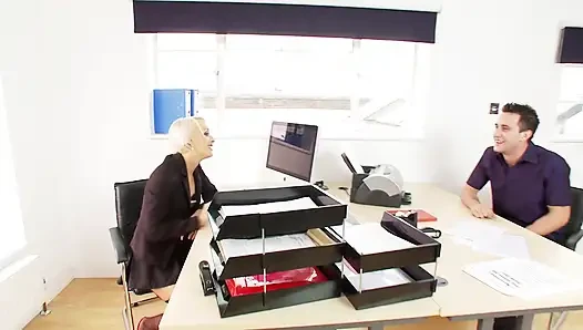 Kısa saçlı sarışın ve esmer bir adam esaret altında bir adamla çok iyi sikişiyor