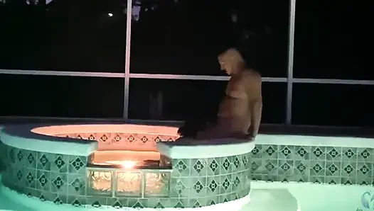 Sex bei Sonnenuntergang im schwimmbad
