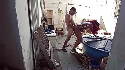 Надеваю это горячо на уборщицу на заднем дворе