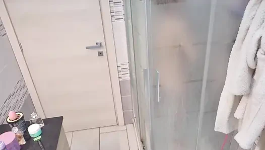 Duşta ateşli ve tamamen ıslak seksi