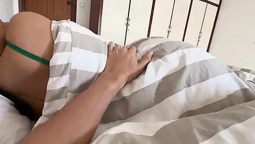 Üvey kız kardeşimle yatağımda uyandım