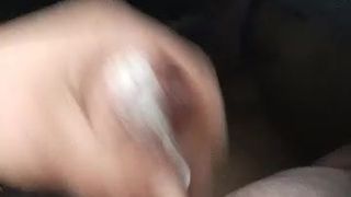 Un esclave se branle avec de la cire sur sa bite