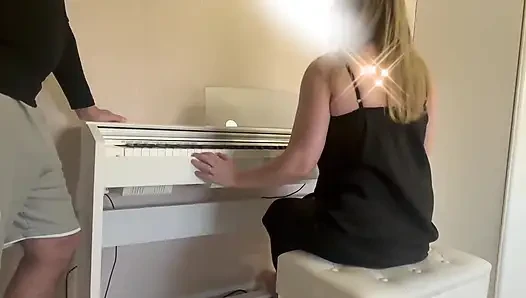 Pelajaran piano pribadi sama guru nakal yang nakal